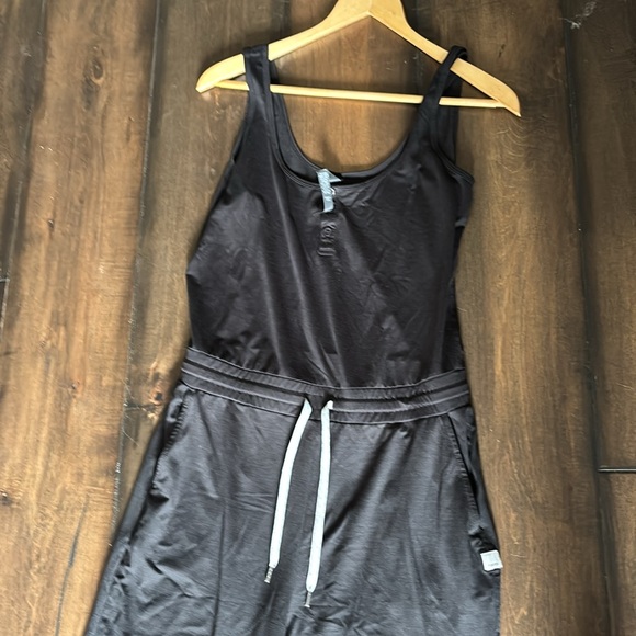 Vuori Small Black wide legged jumpsuit. cropped - Picture 2 of 3